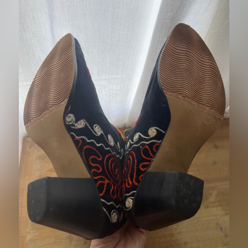 Suzani Embroidered Cowboy Boots In Black Floral Size 39 - Picture 7 of 10